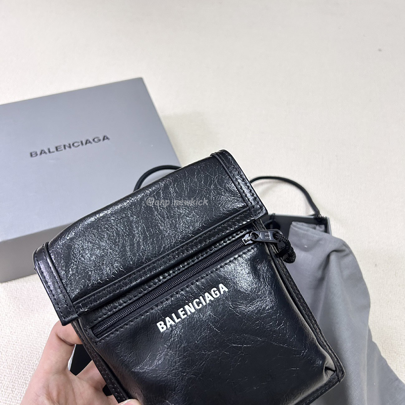 Balenciaga Explorer Arena Cracked Leather Messenger Bag Black (17) - www.newkick.vip